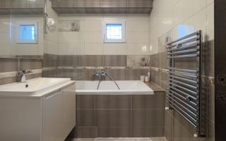 Apartament cu 3 camere, Parcare, P-ta Cipariu  zona Central - Poză 20