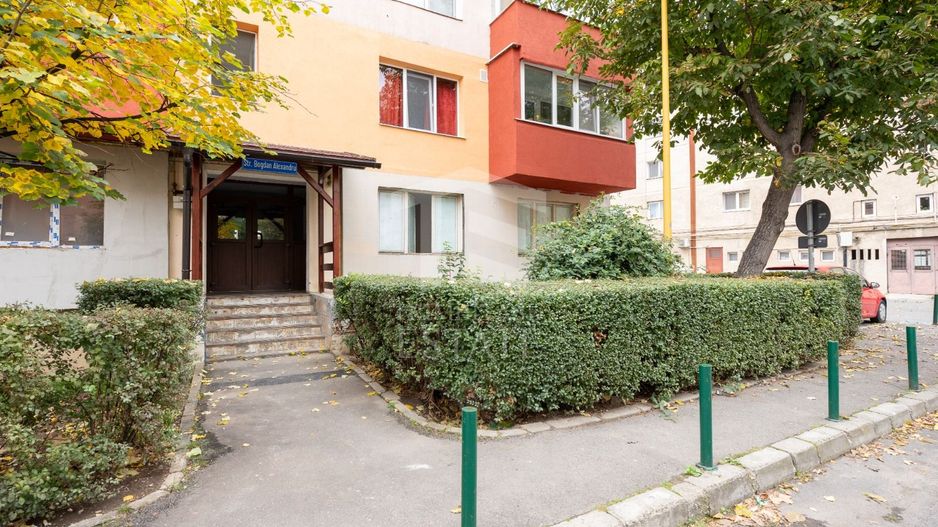 Triaj-Coresi-3 camere+2 bai-70 mp utili NERENOVAT - Poză 24