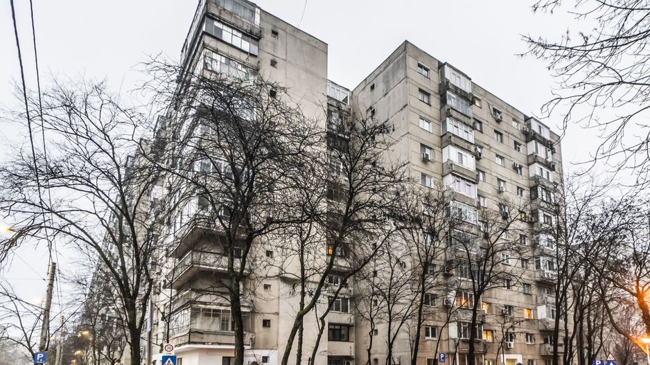Drumul Taberei 3 camere, 4/10, bloc stradal, c-tie 1980, bucatarie mare, 2 bai - Poză 1