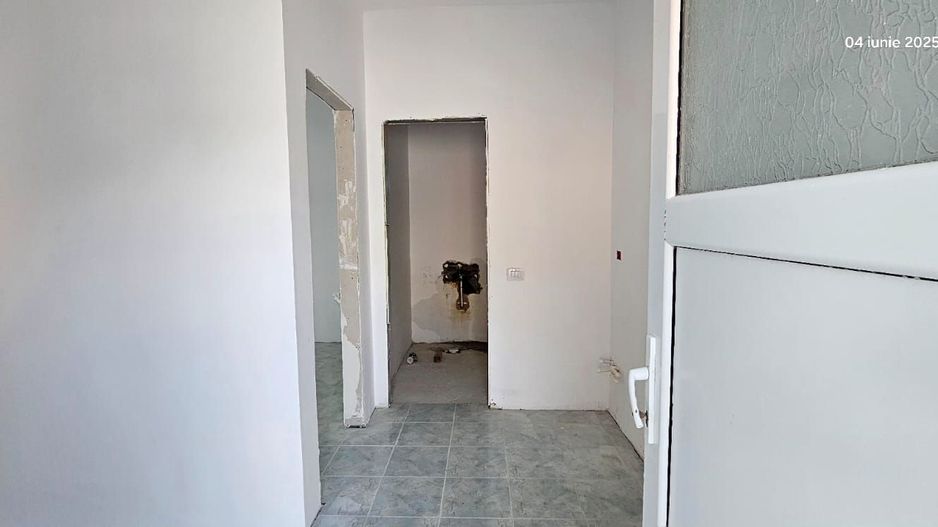 Vând apartament cu o camera, la  casa + baie proprie - zona centrala - Poză 7