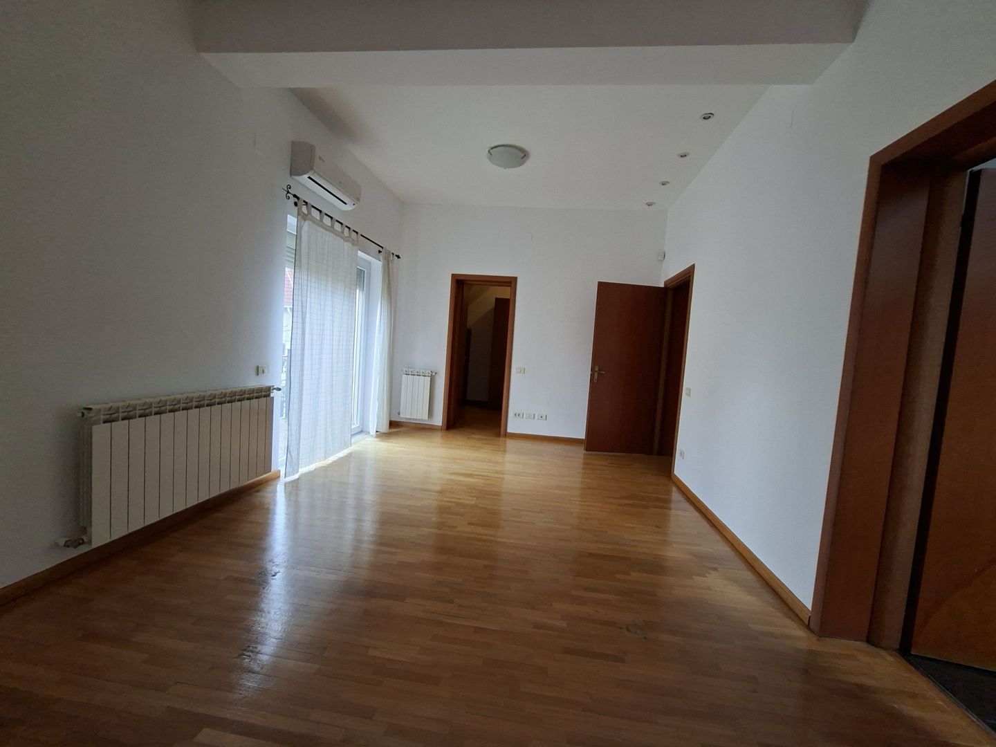 Vilă luminoasă I Gradina mare si loc de joacă privat I Iancu Nicolae - Poză 33