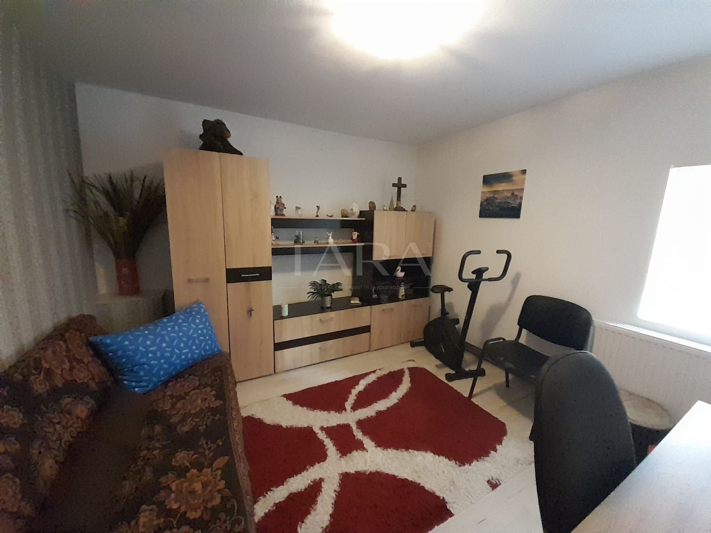 Vanzare apartament la curte comuna in zona centrala - Poză 4