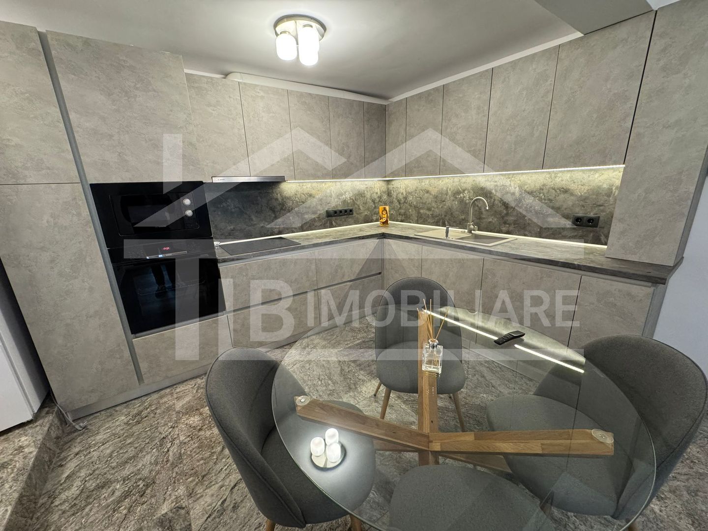 Apartament cu 2 camere, decomandat, 65mp, Zona Ultracentral - Poză 1