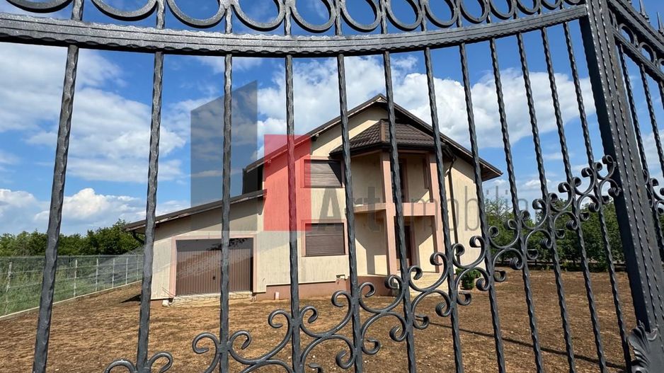 Casa la rosu in Peris - Poză 2