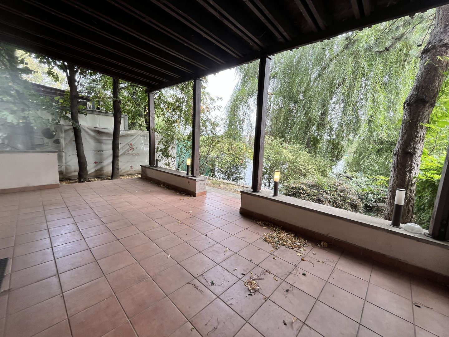 VILA CU 5 CAMERE LA INCHIRIERE PE MALUL LACULUI STRAULESTI - Poză 6