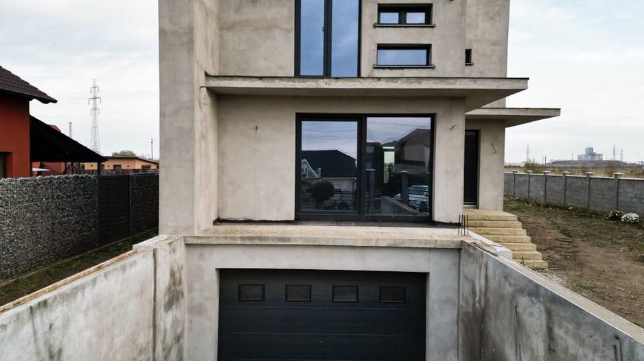 Vilă modernă pe 3 niveluri la gri în Poltura - Poză 6