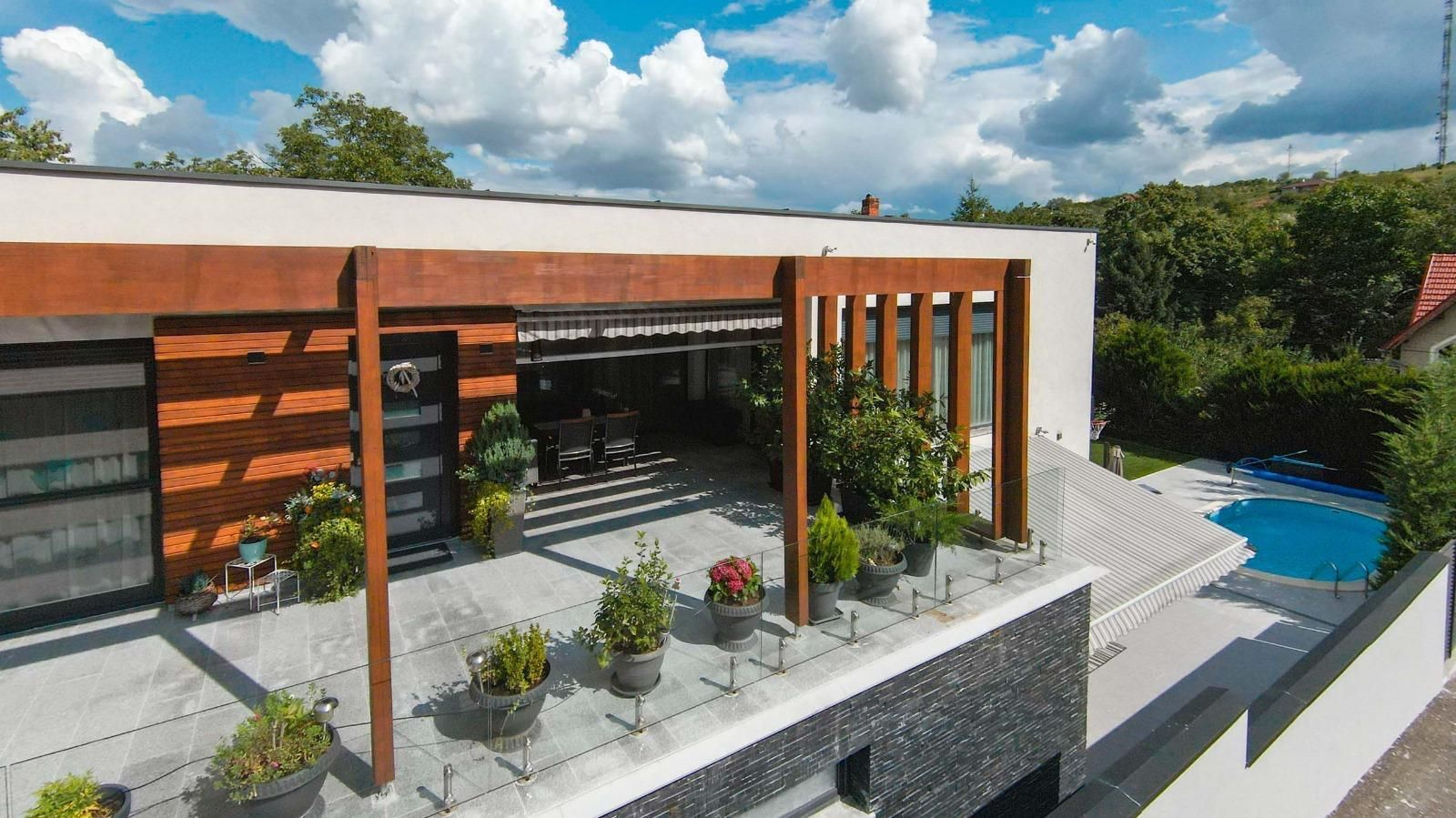 Vilă cu piscină, design mediteraneean. 410.000 E (neg, comision 0) - Poză 4