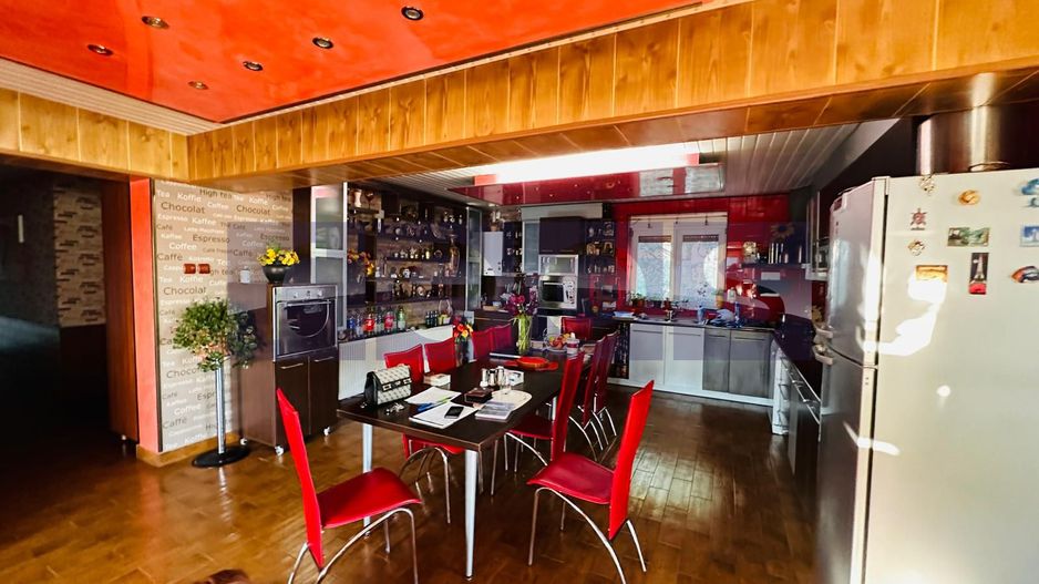 VILA DE VANZARE PE LAC | CREVEDIA | 7 CAMERE - Poză 11