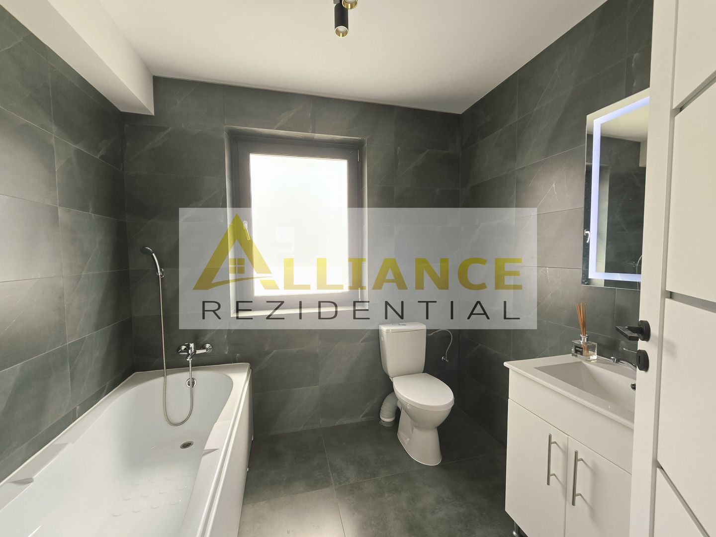 Vila individuala-420mp teren-pod- dormitor matrimonial cu dressing - Poză 2