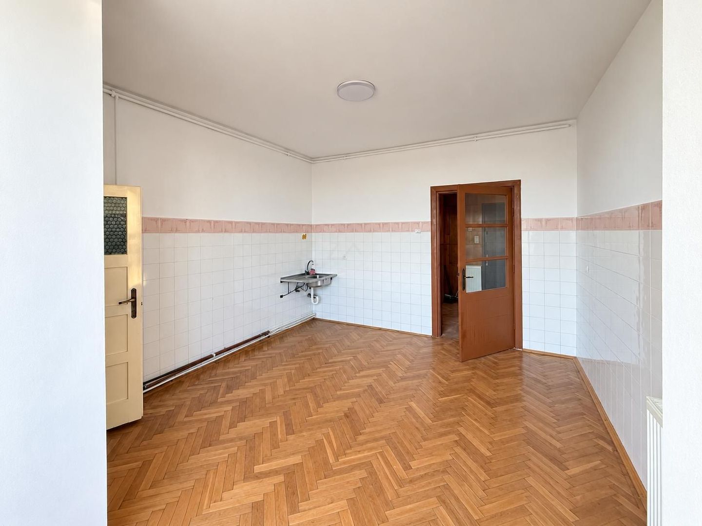 Bloc tip asociatie - zona Kiriac. 4 camere, 3 balcoane. Garaj si boxa. - Poză 9
