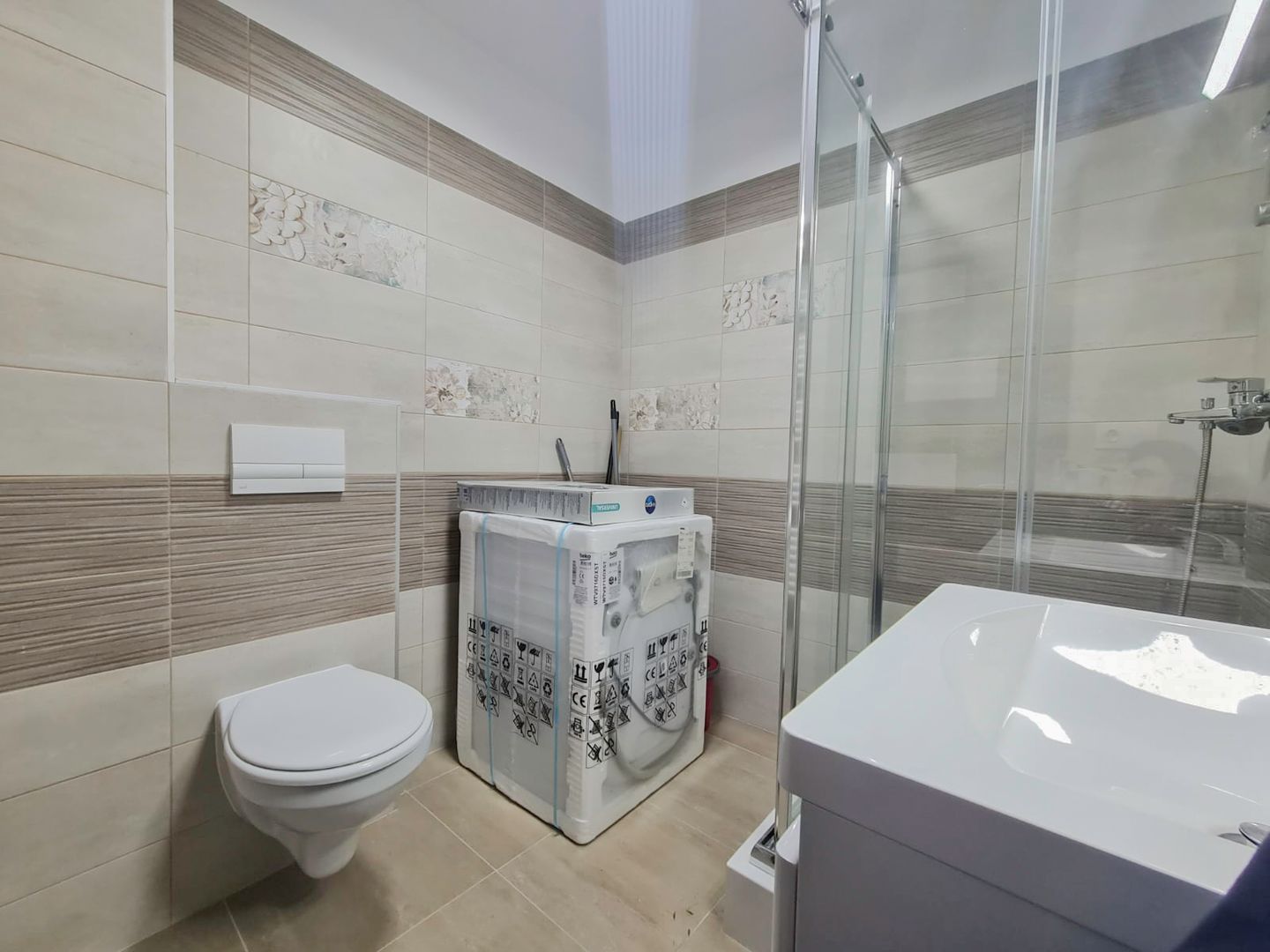 Apartament nou, mobilat și utilat - 3 camere, 2 bai și curte - Poză 9