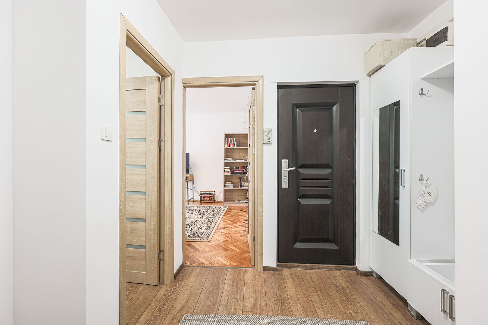 Rezervat Apartament renovat, cu 2 balcoane, la Etajul 1 in Micalaca - Poză 2