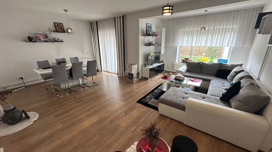 Casă / Vilă cu 5 camere zona Lunei - Poză 3