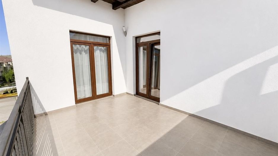 Penthouse modern cu 2 terase spectaculoase și parcare inclusă - Poză 12