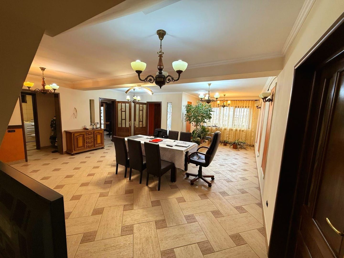 Cauți o casă mare sau spațiu pentru business? Aici le ai pe ambele! - Poză 18