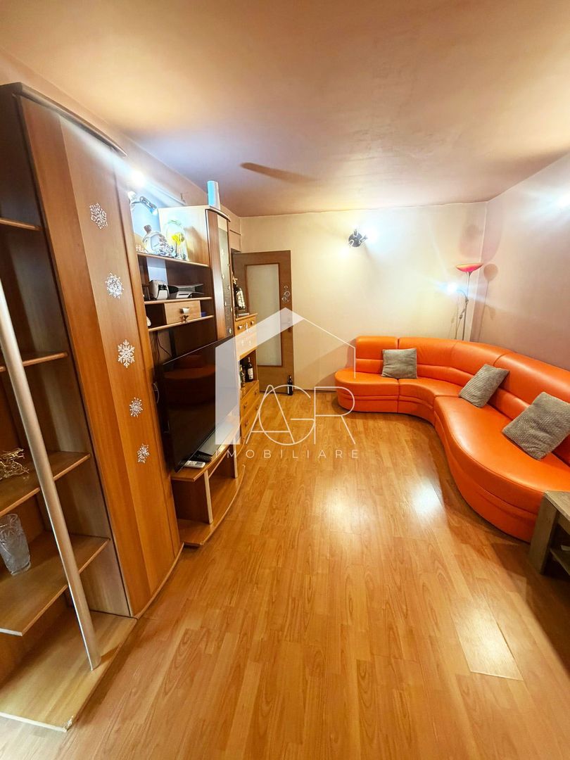 Apartament cu 3 camere, decomandat, zona 9 Mai - Poză 2