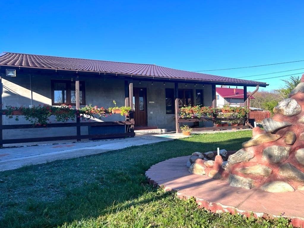 Aproape de oras! Vanzare casa cu 4 camere in Gura Ocnitei! - Poză 1