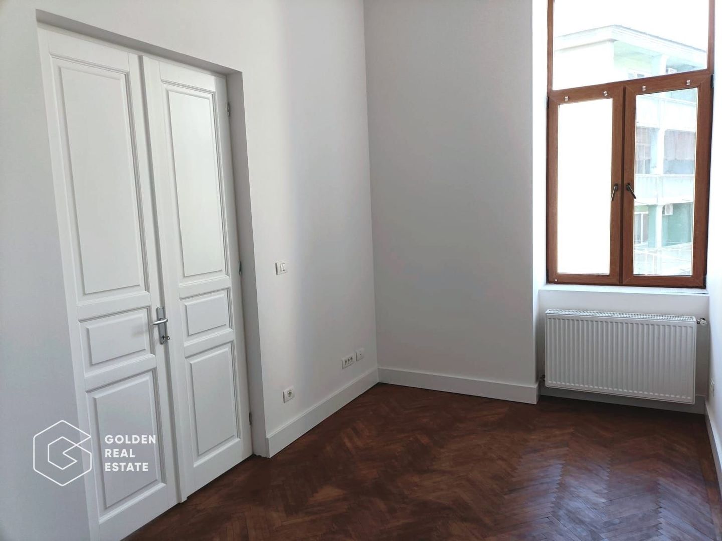 Apartament ultracentral cu 3 camere si vedere spre Hotel Continental - Poză 2