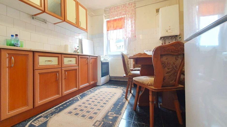 Apartament luminos cu vedere spre biserică, într-un cartier verde și liniștit. - Poză 3