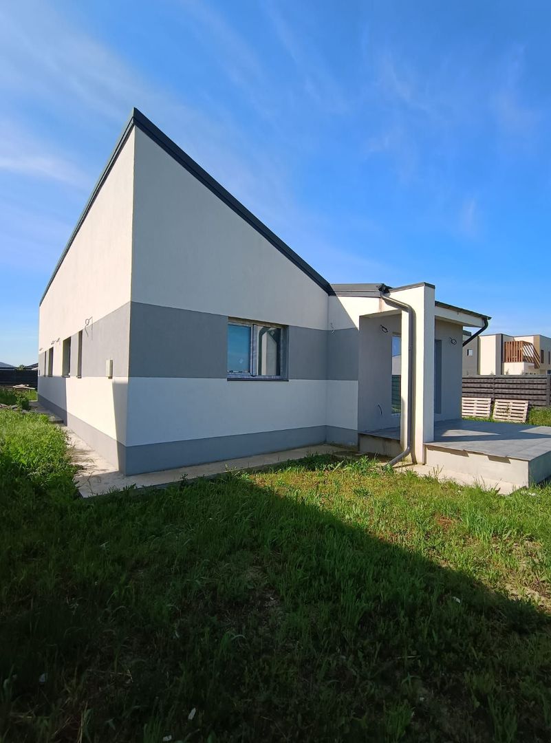 Case pe parter Tunari, zona linistita, curte MARE 350m - Poză 4