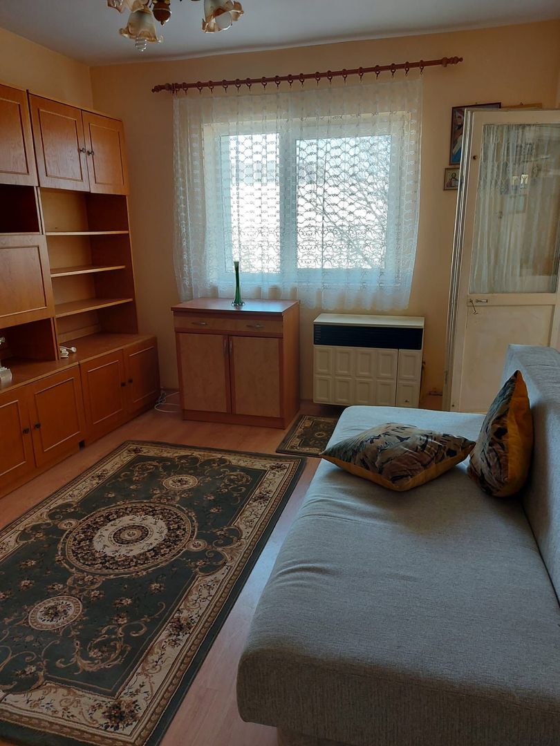 Garsonieră 27 mp cu balcon -bloc 3 etaje-mobilată utilată-bloc an 1980 - Poză 3