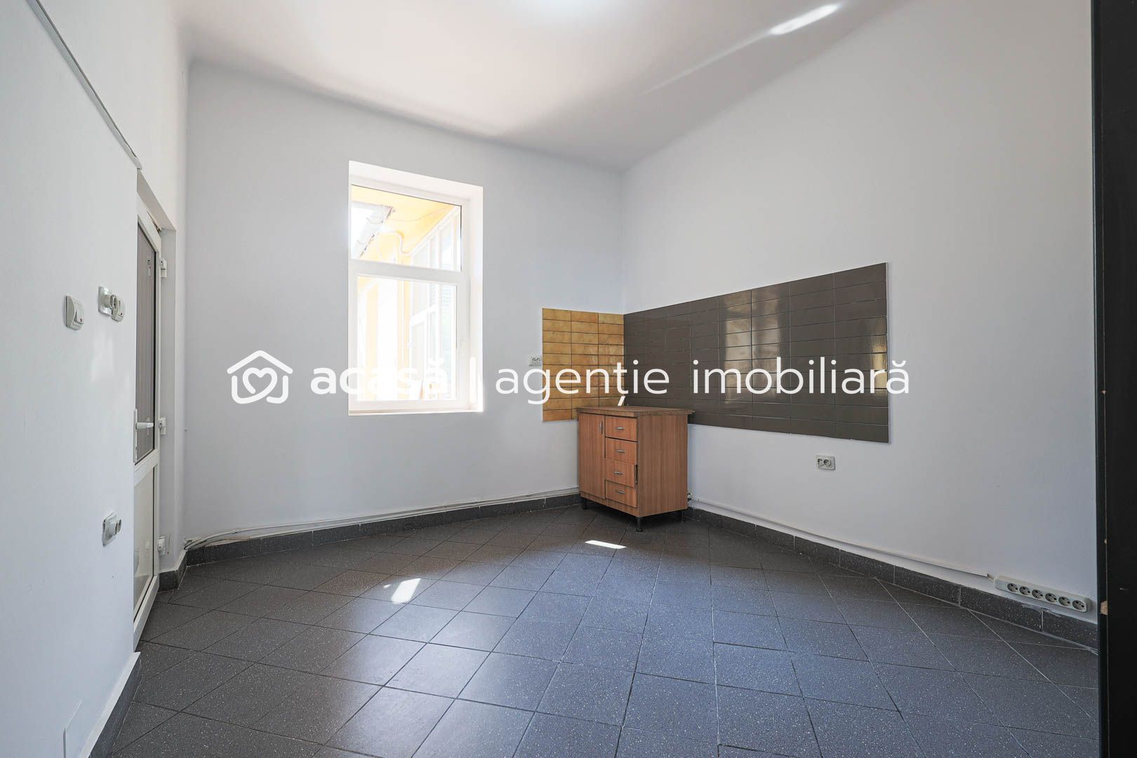 Locație excelentă: Spațiu comercial  Reprezentanță sau Închiriere. - Poză 4