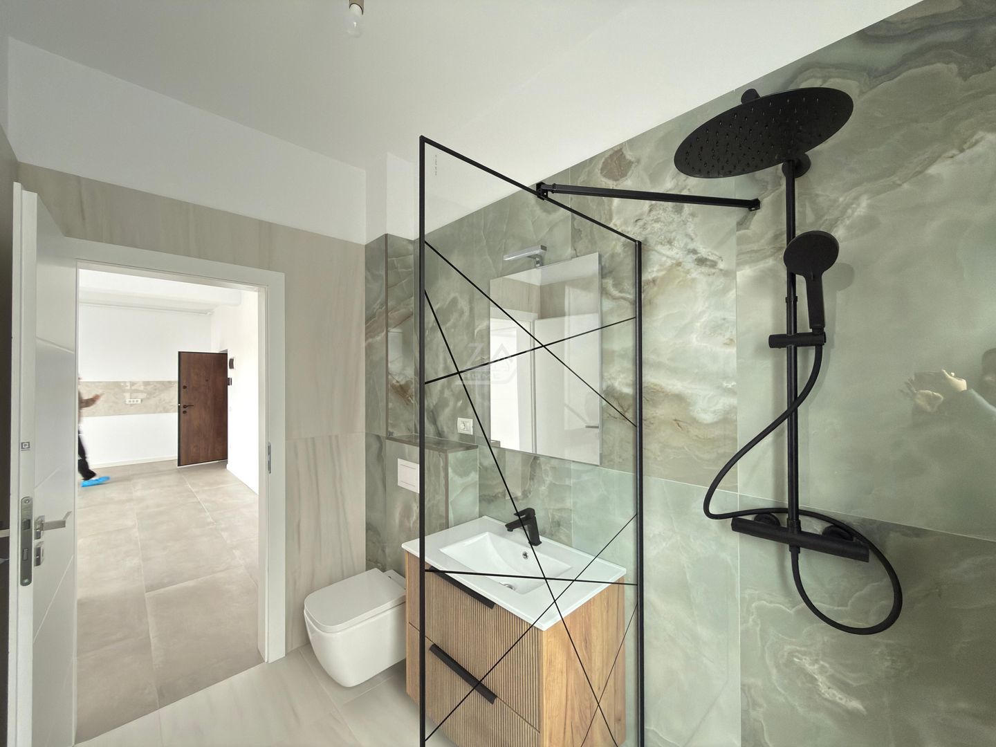 FINALIZAT. Etaj 1. Bloc la asfalt. Balcon mare. Loc de parcare. - Poză 6