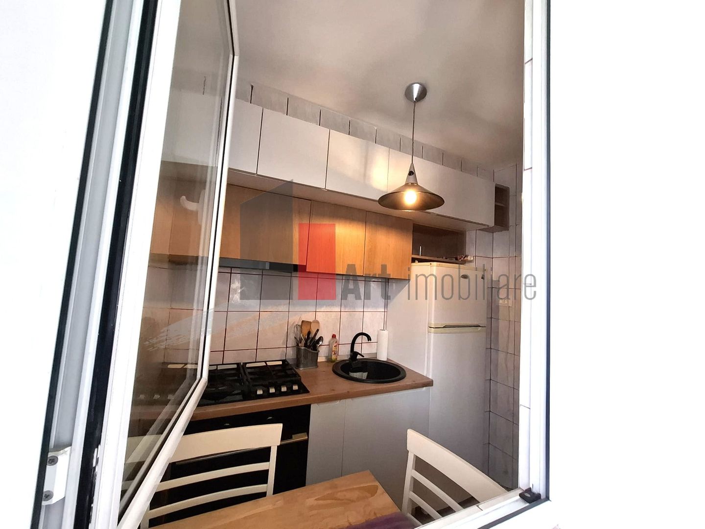 Gars. 31 mp, et 9/10, bloc reabilitat, instalații refăcute, mobilată și utilată - Poză 7