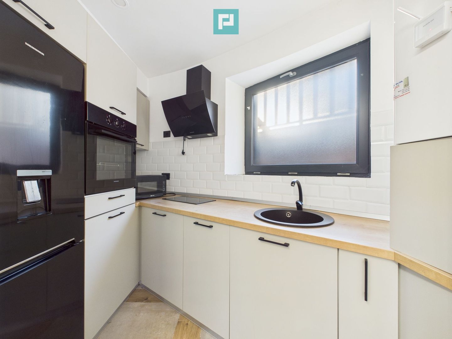 Apartament 2 camere cu 2 băi, 2 locuri de parcare si curte - Poză 11