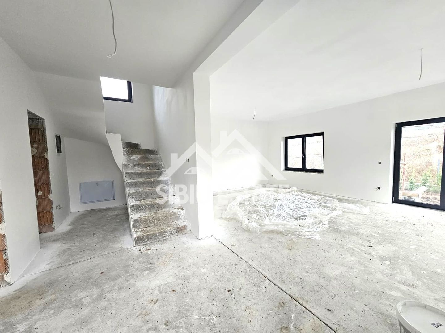 Casa Sibiu, Poplaca 4 camere, 3 bai, terasa si curte NOU - Poză 3