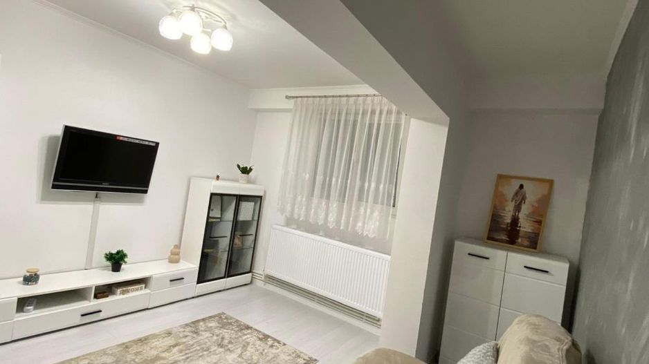 Inchiriez apartament 2 camere decomandat - Poză 1