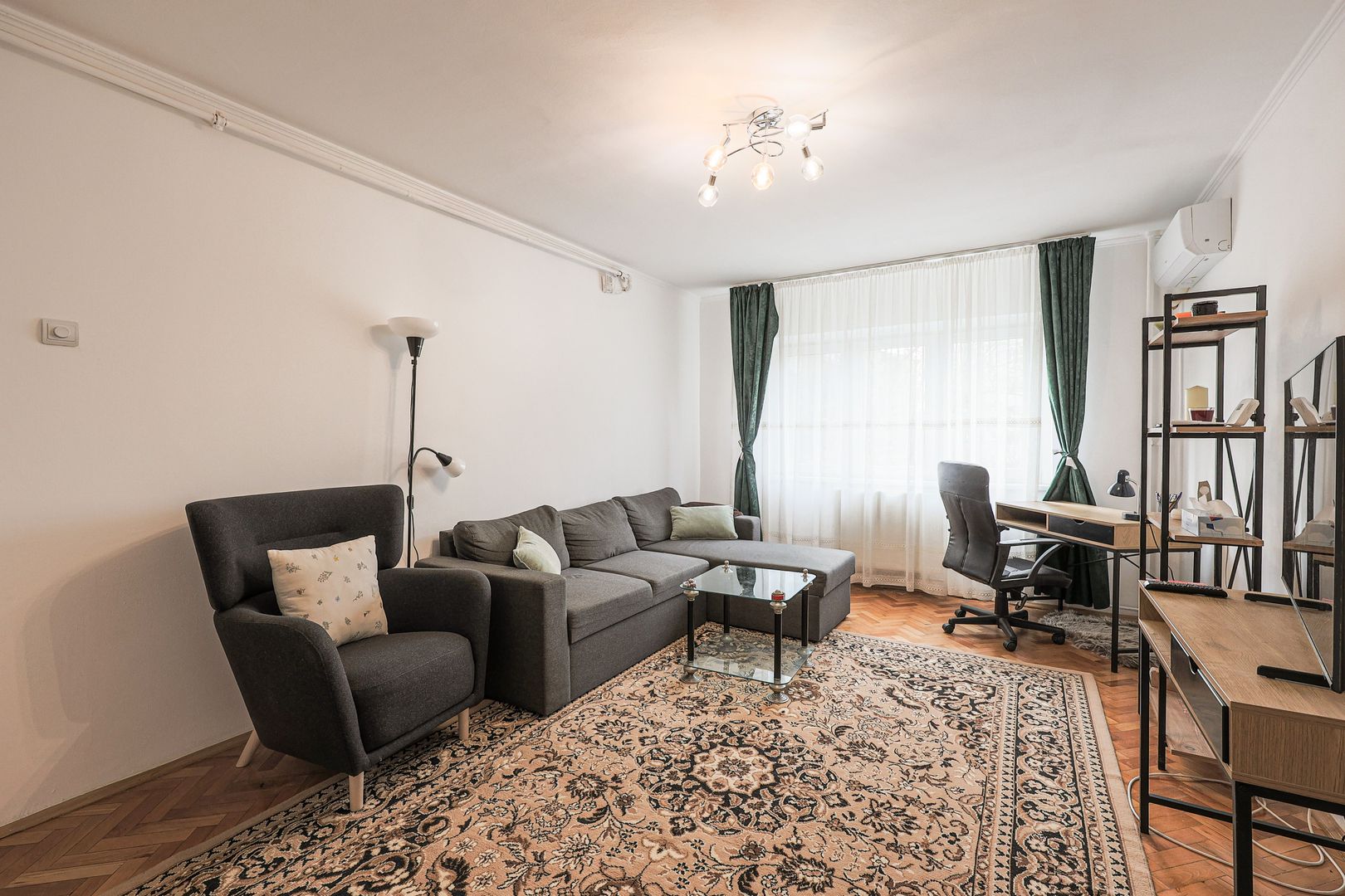 Rezervat Apartament renovat, cu 2 balcoane, la Etajul 1 in Micalaca - Poză 1