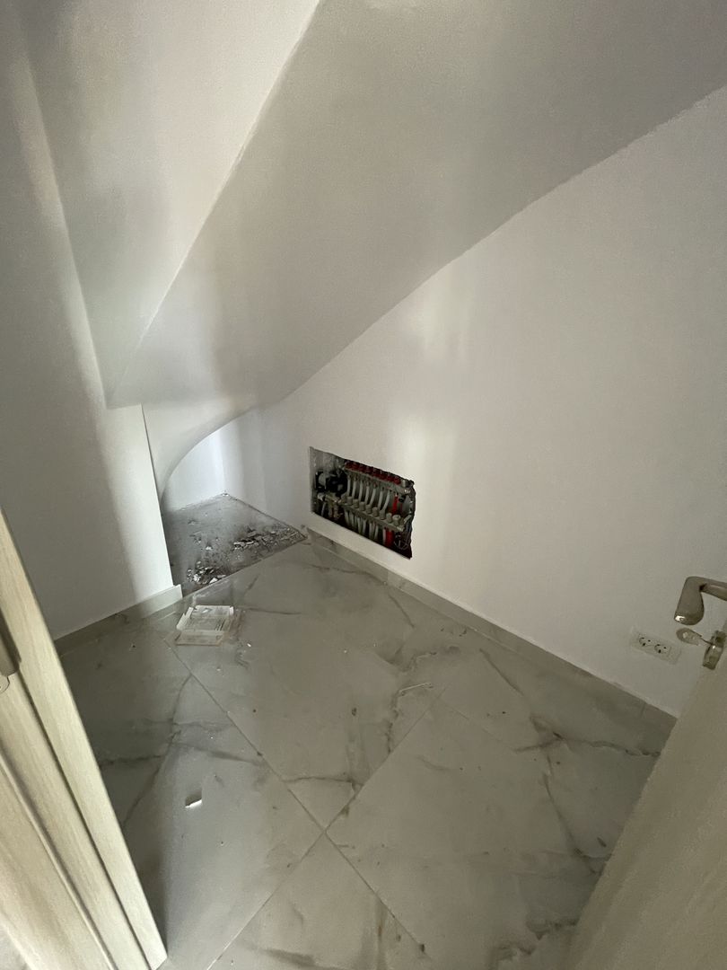 Giroc-Bld. Aviatiei | 5 camere | 3 bai | Bucatarie inchisa - Poză 13