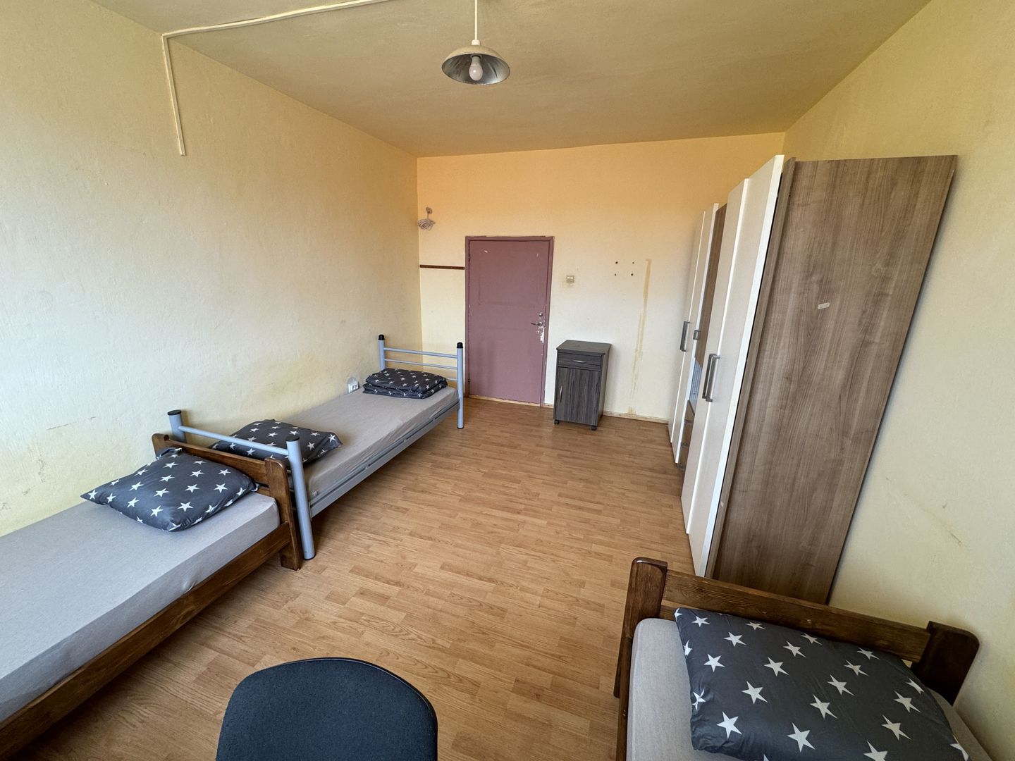 24 de locuri de cazare in 8 garsoniere si anexe pe un etaj intreg - Poză 7