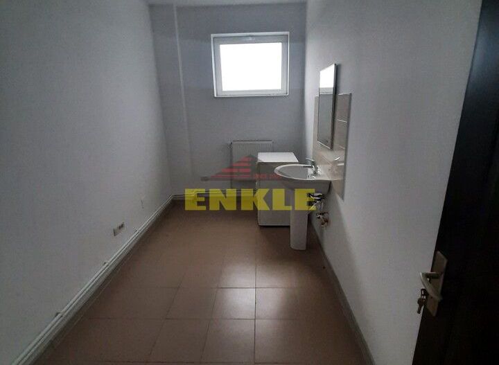 Hala 280 mp + apartament cu 4 camere la etaj /150 mp/ Zona Industriala - Poză 6