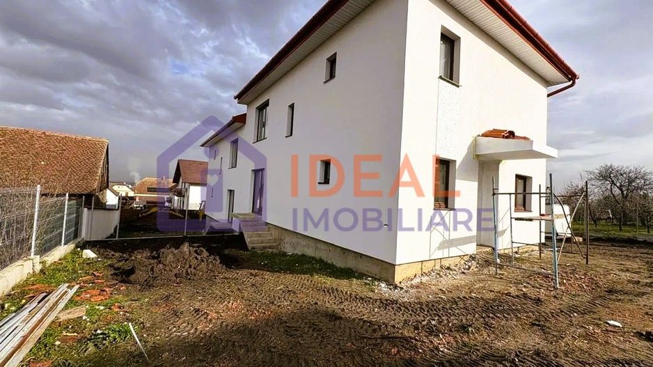 Casă modernă cu 4 camere și 300 mp de curte, in Sura Mica - Poză 3