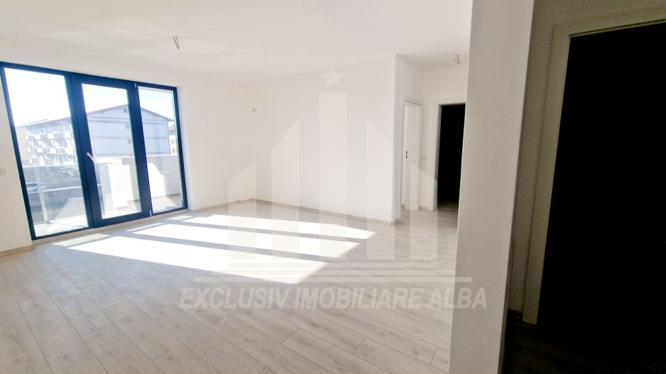 Apartament cu 3 camere de vanzare, Bloc Nou - Poză 1