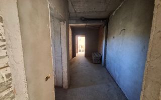 ila cu 6 camere + casă locuibilă pe teren intravilan de 1700 mp, cu vi - Poză 14