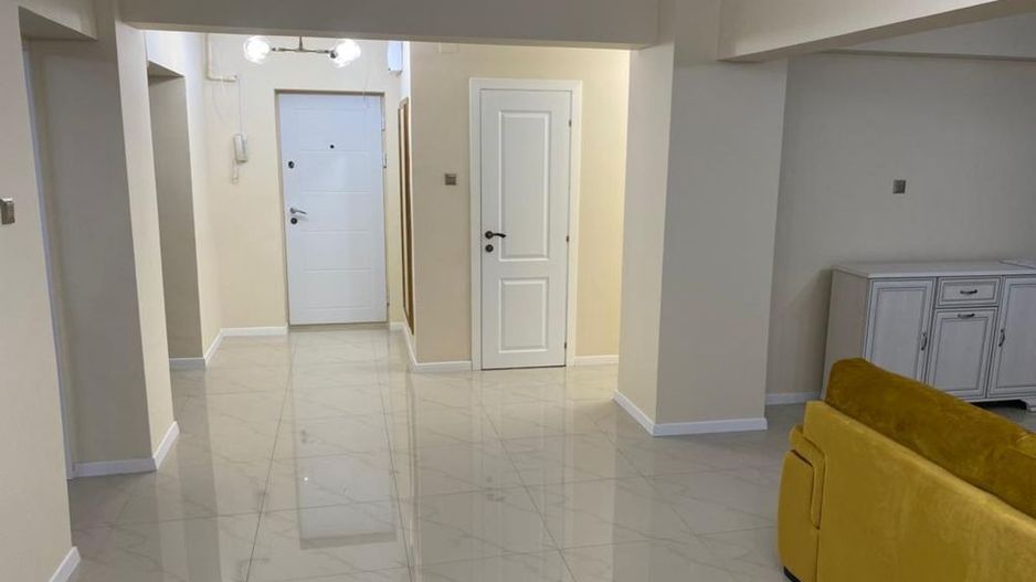 Apartament spațios, 2 camere,  76 mp,  2 bai, cu  vedere in Decebal - Poză 1