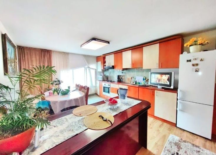 Apartament cu 3 camere în Plopilor, spațiu generos, lumină și liniște. - Poză 1