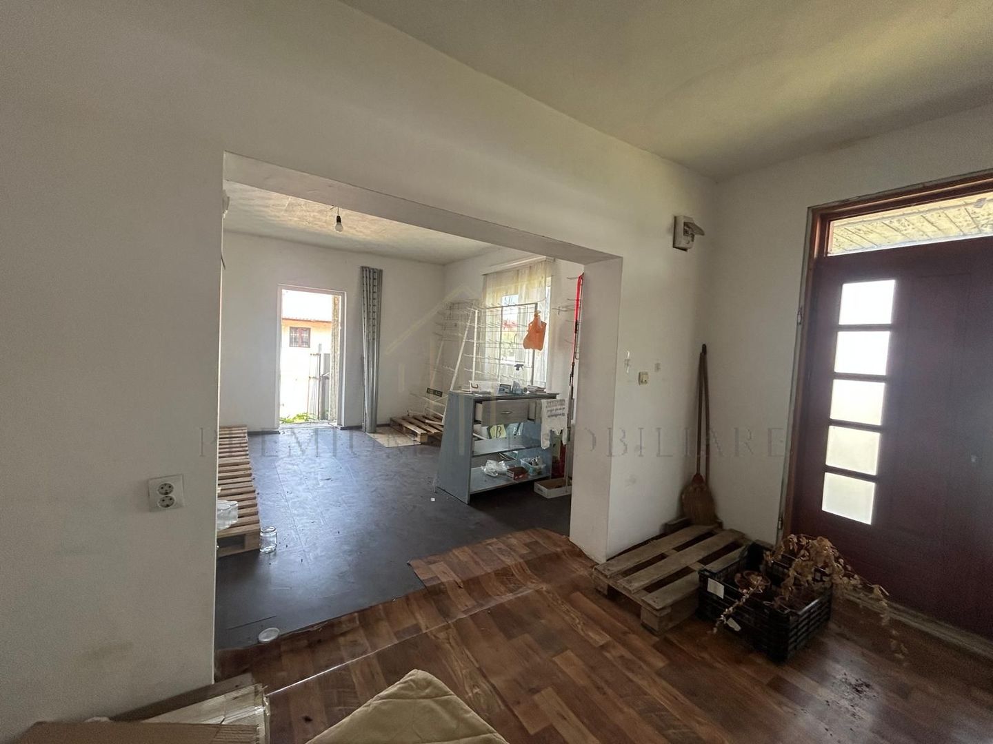 Casă de vânzare în centrul Oituzului, DN11 - Poză 3