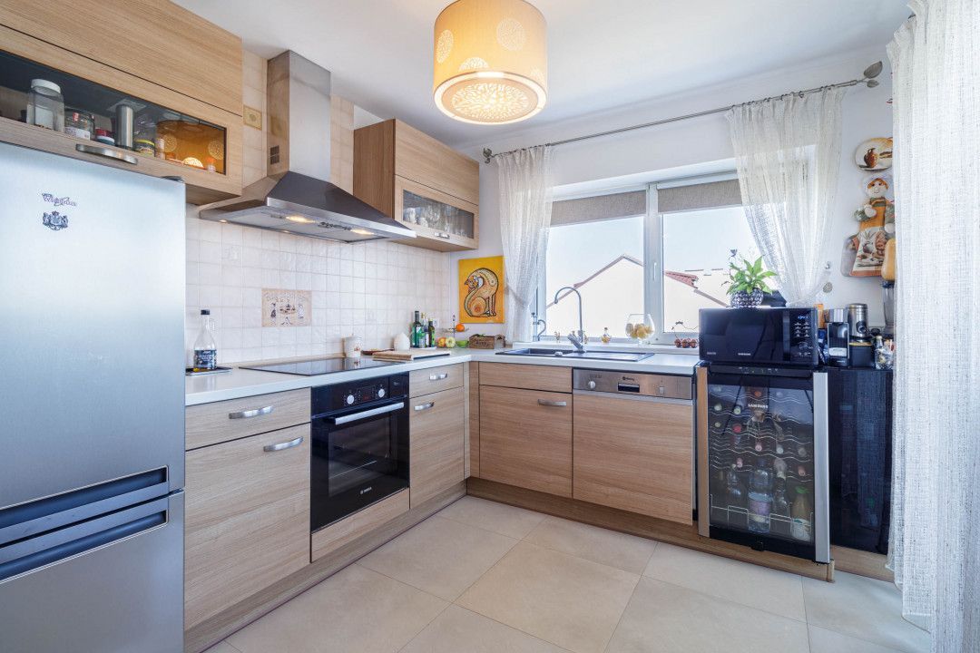 Clădire Modernă, Ideală pentru Locuință sau Afacere, cu Terasă Panoramică - Poză 6