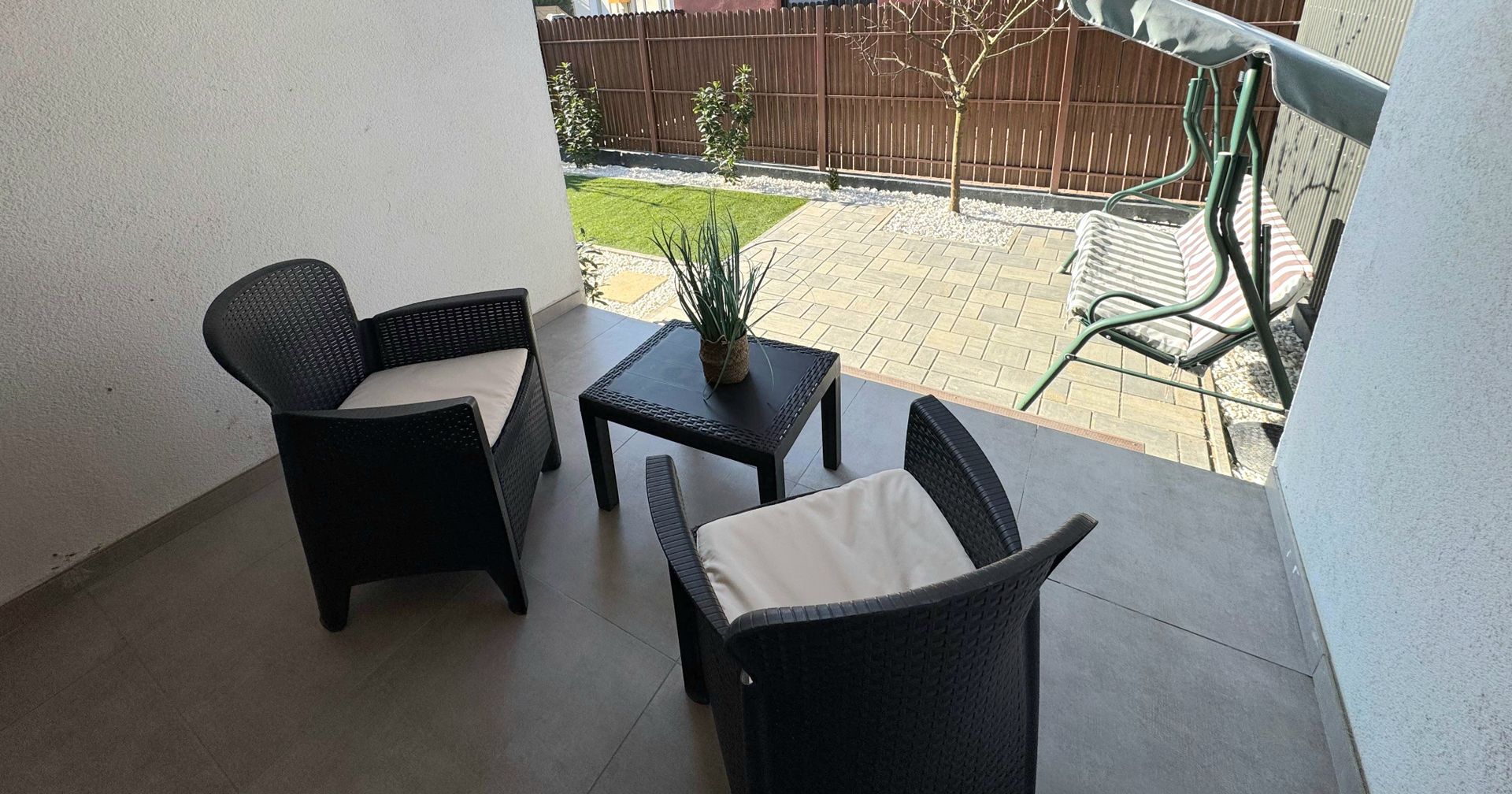 Apartament cu 3 camere, curte proprie si loc de parcare - Poză 1