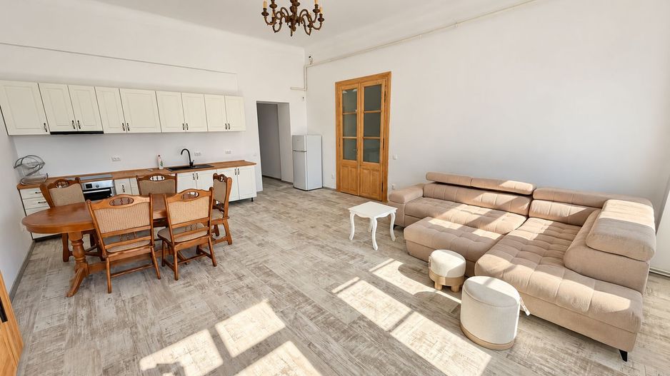 Apartament cu 3 camere și curte privată | Parcul central | Parcare - Poză 3
