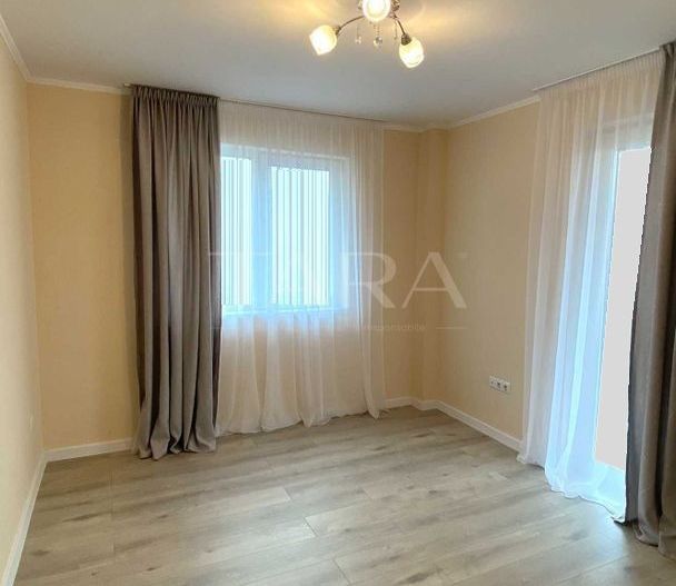 Apartament nou, 3 camere, ultim etaj, priveliște liberă – Floresti. - Poză 3