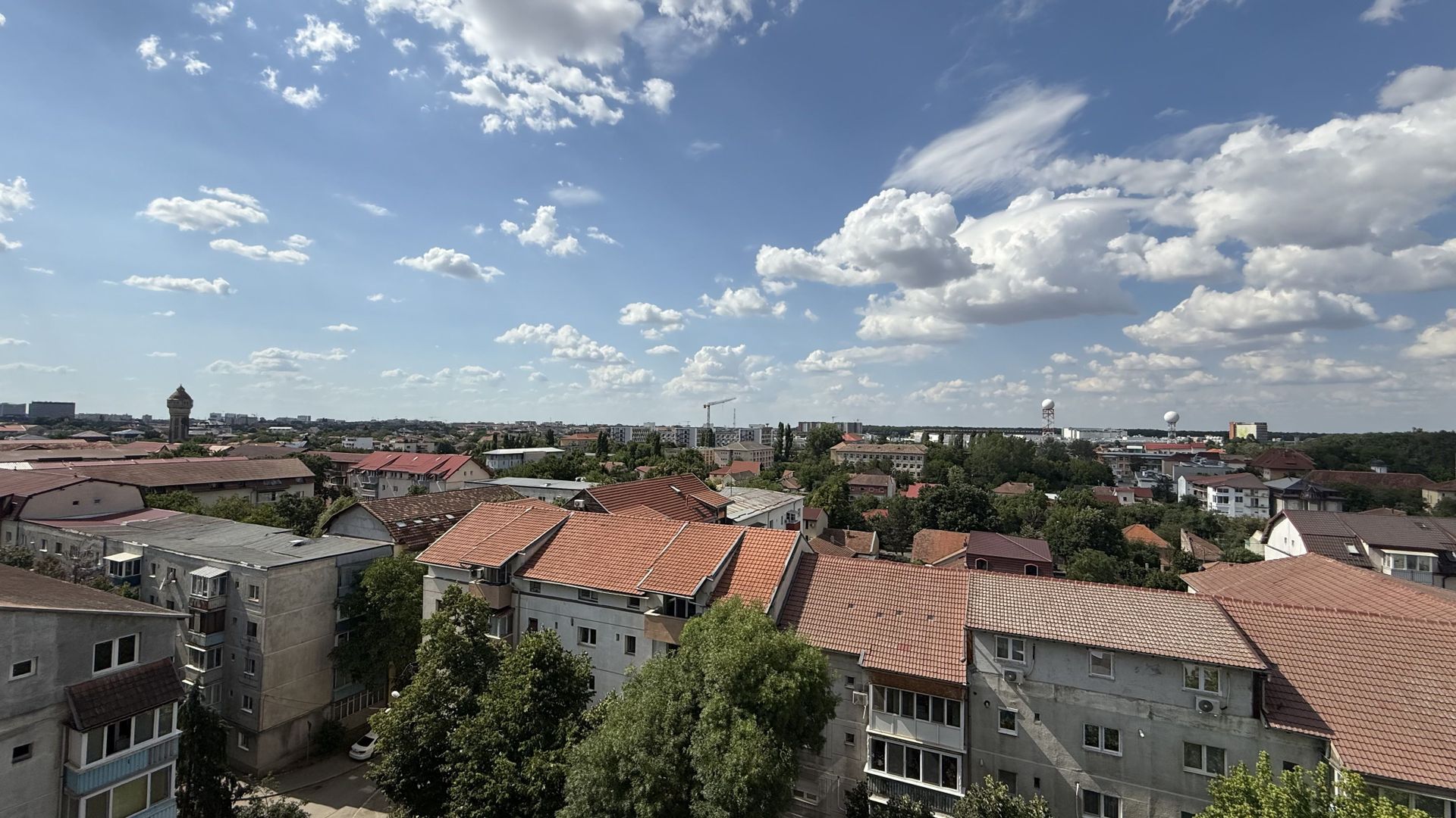 APARTAMENT SPATIOS CU VEDERE PE 2 PARTI - Poză 1