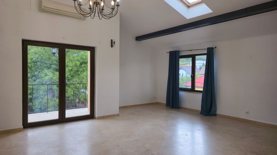 9 camere, 5 bai, spatiu hobby, gradina, garaj,locatie buna - Poză 6