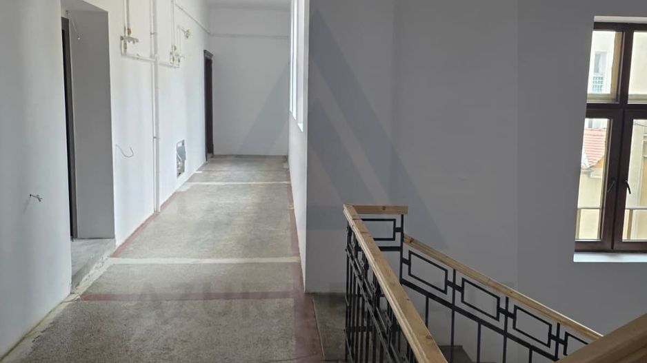 Garsonieră renovata 35 mp etaj 1 dispune de  pivnita in zona Centrala - Poză 9