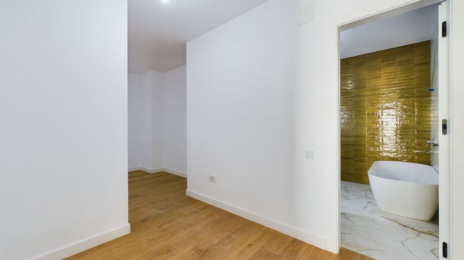 Apartament deosebit cu 3 camere pe Erou Iancu Nicolae - Poză 1