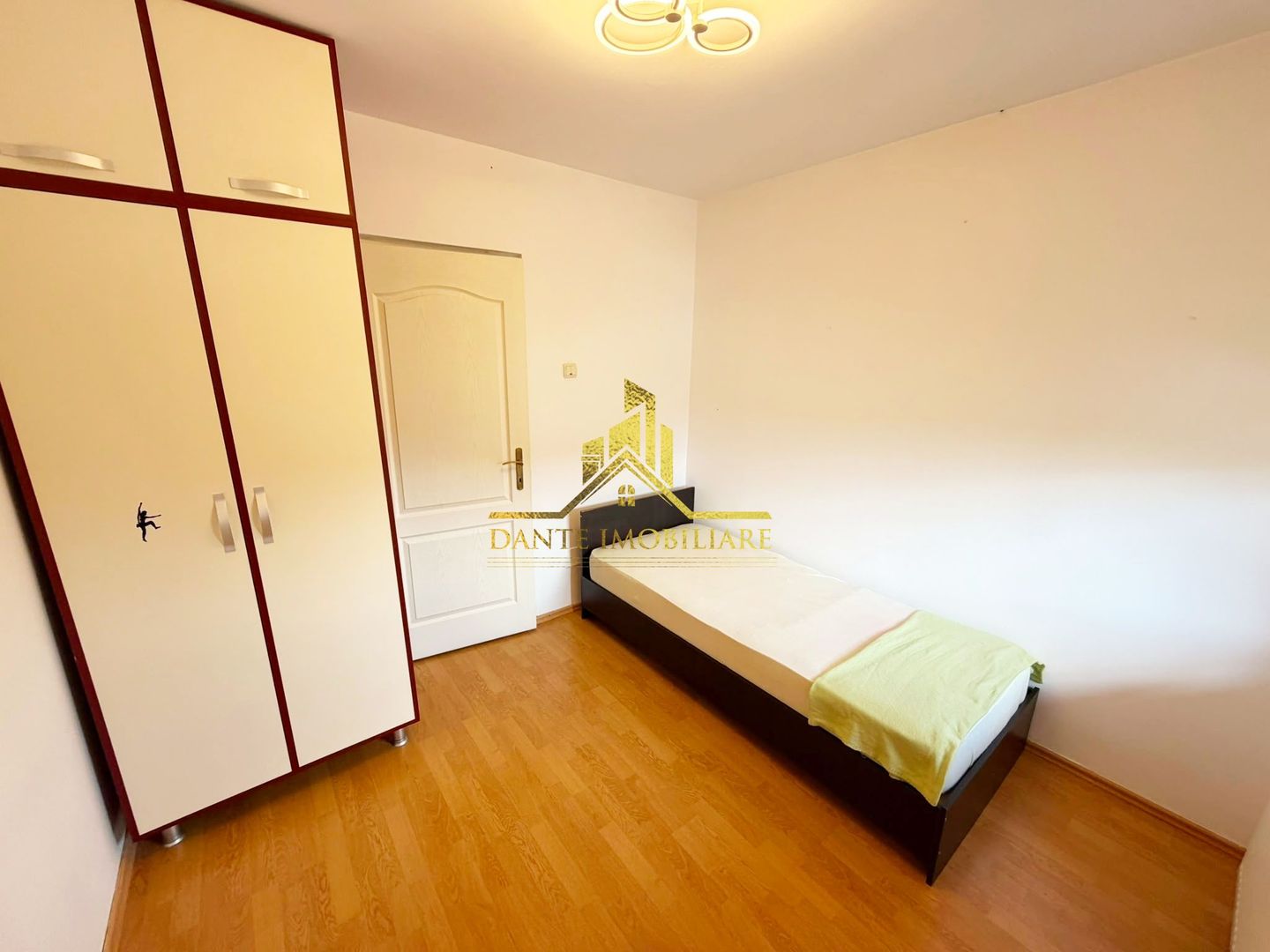 Casa, 4 camere, modern, parcare, curte, balcon, zona Semicentrala - Poză 8